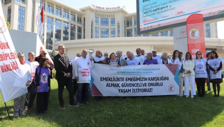 Emekli Hekimlerden Sağlık Bakanlığı Önünde Çağrı: Emeğimizin Karşılığını ve Onurlu Bir Yaşam İstiyoruz